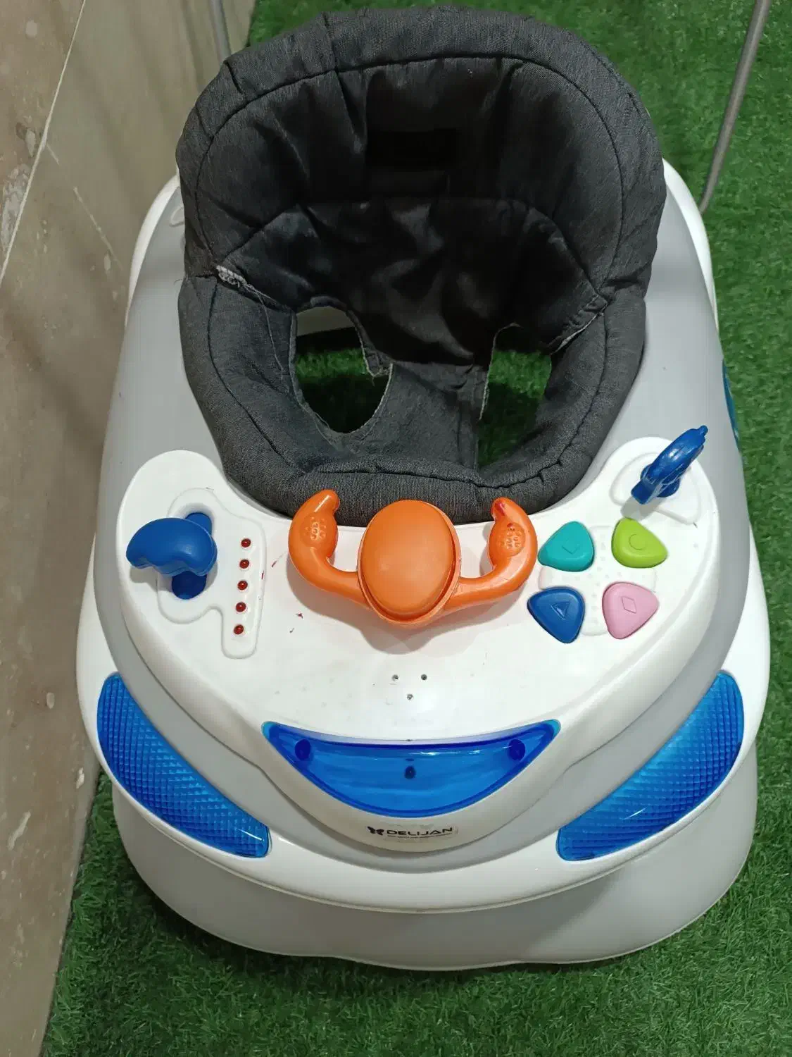 روروک|کالسکه و لوازم جانبی|میانه, |دیوار