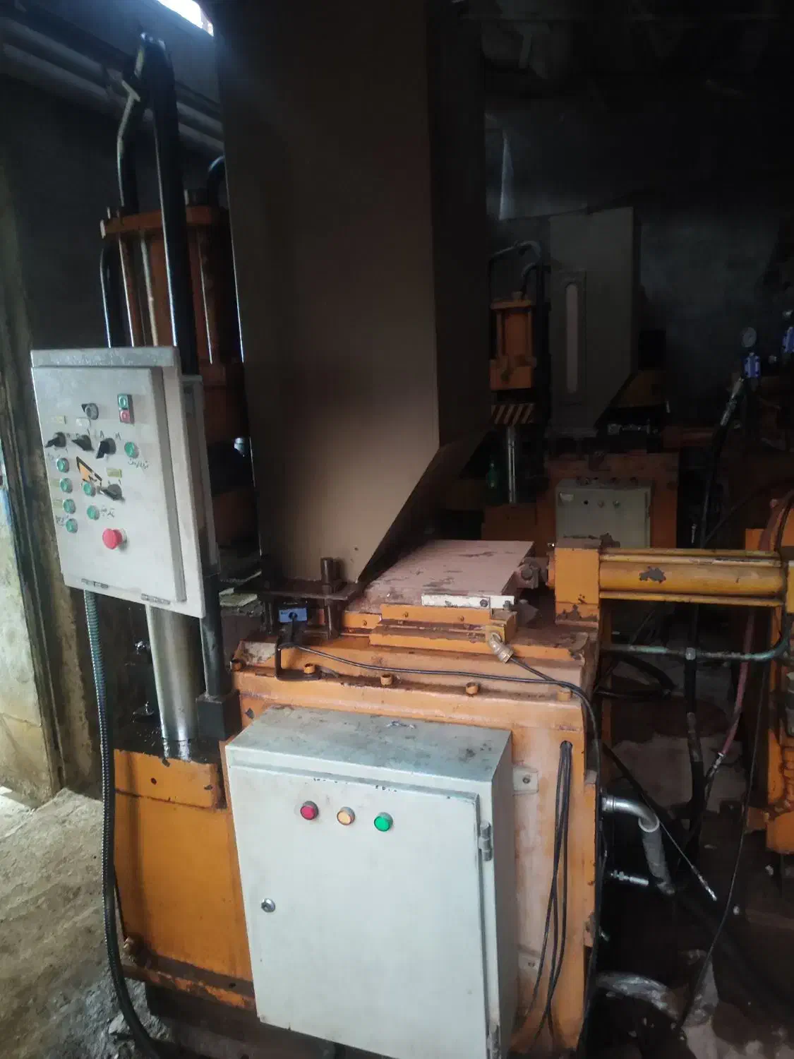 پرس هیدرولیک ایتالیایی آجر نما و آجر پازلی و...|ماشین‌آلات صنعتی|مشهد, رده|دیوار