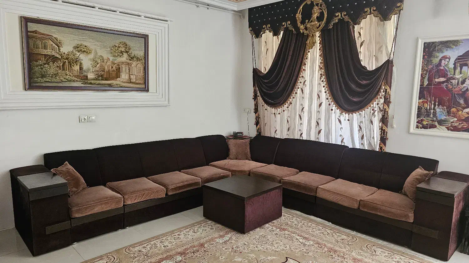 مبل طرح L و پرده سلطنتی کتیبه‌دار|مبلمان خانگی و میز عسلی|شیراز, کوشک میدان|دیوار