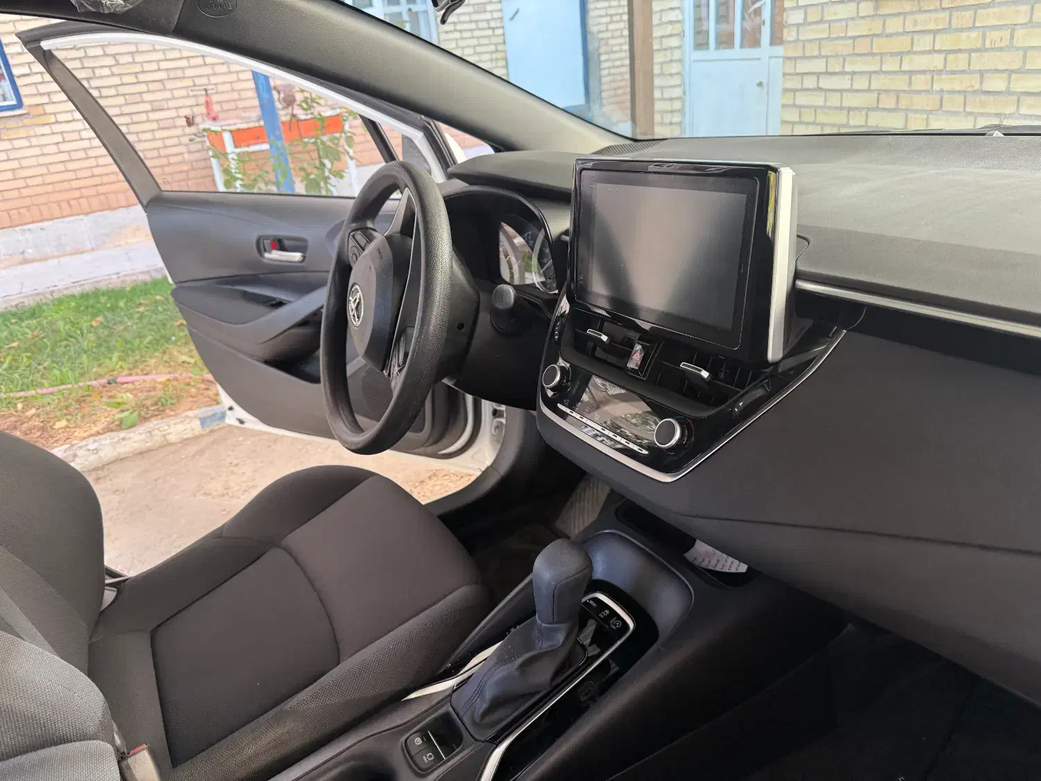 تویوتا لوین بنزینی ۲۰۲۳|خودرو سواری و وانت|تهران, جماران (نیاوران)|دیوار