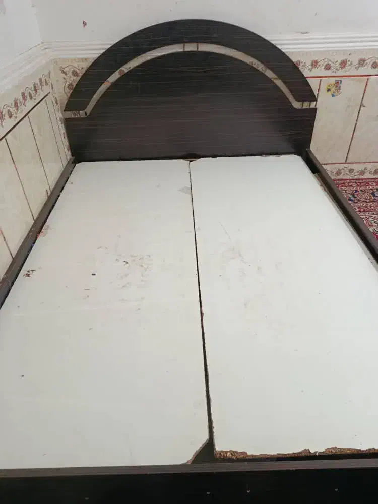 تخت دونفره همراه باتشک رویال حراج کردم|تخت و سرویس خواب|زابل, |دیوار