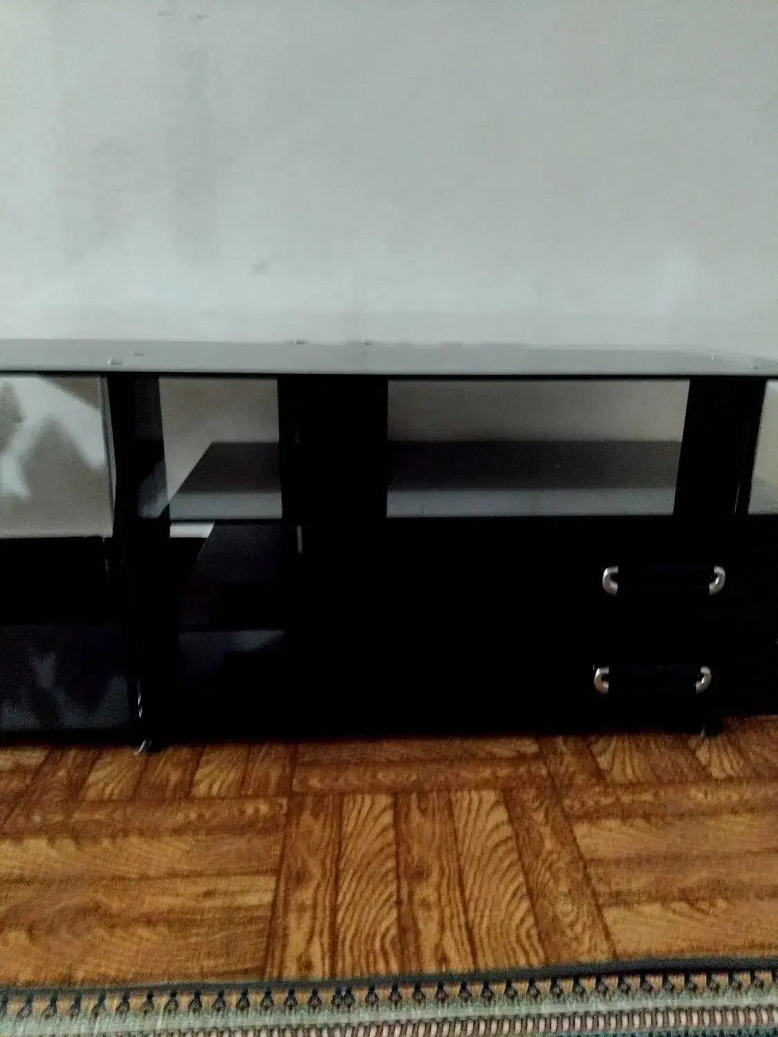 میز تلویزیون شیشه ای مشکی تمیز و محکم|میز تلویزیون|دوگنبدان, |دیوار