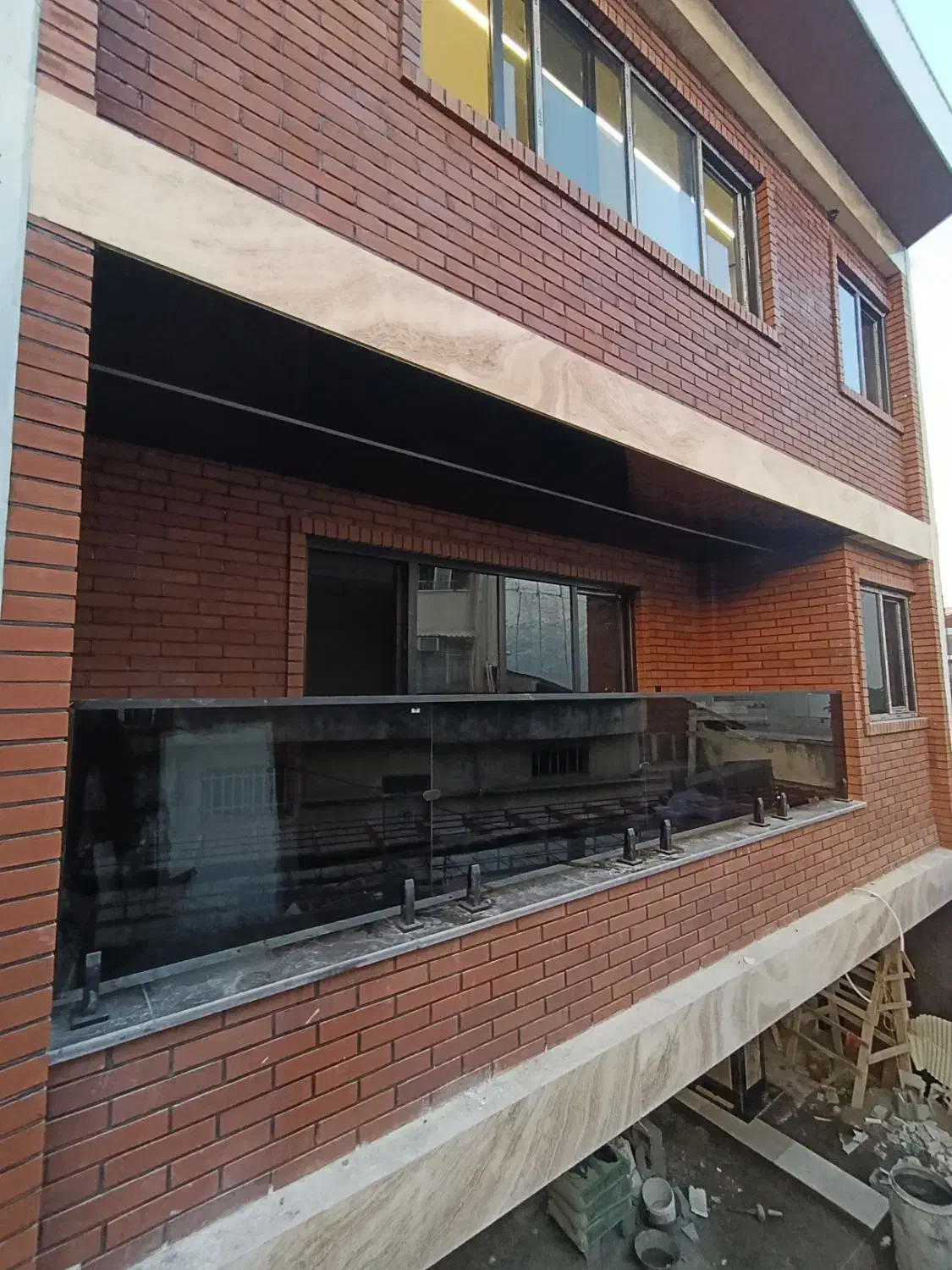 نصب شیشه نشکن و کرکره برقی و نرده شیشهای|خدمات پیشه و مهارت|رشت, فرزانه|دیوار