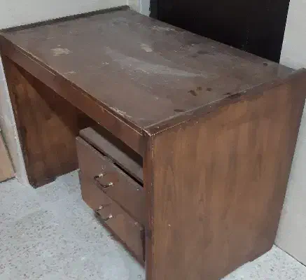 میز|میز تحریر و کامپیوتر|رباط‌کریم, رباط‌کریم|دیوار