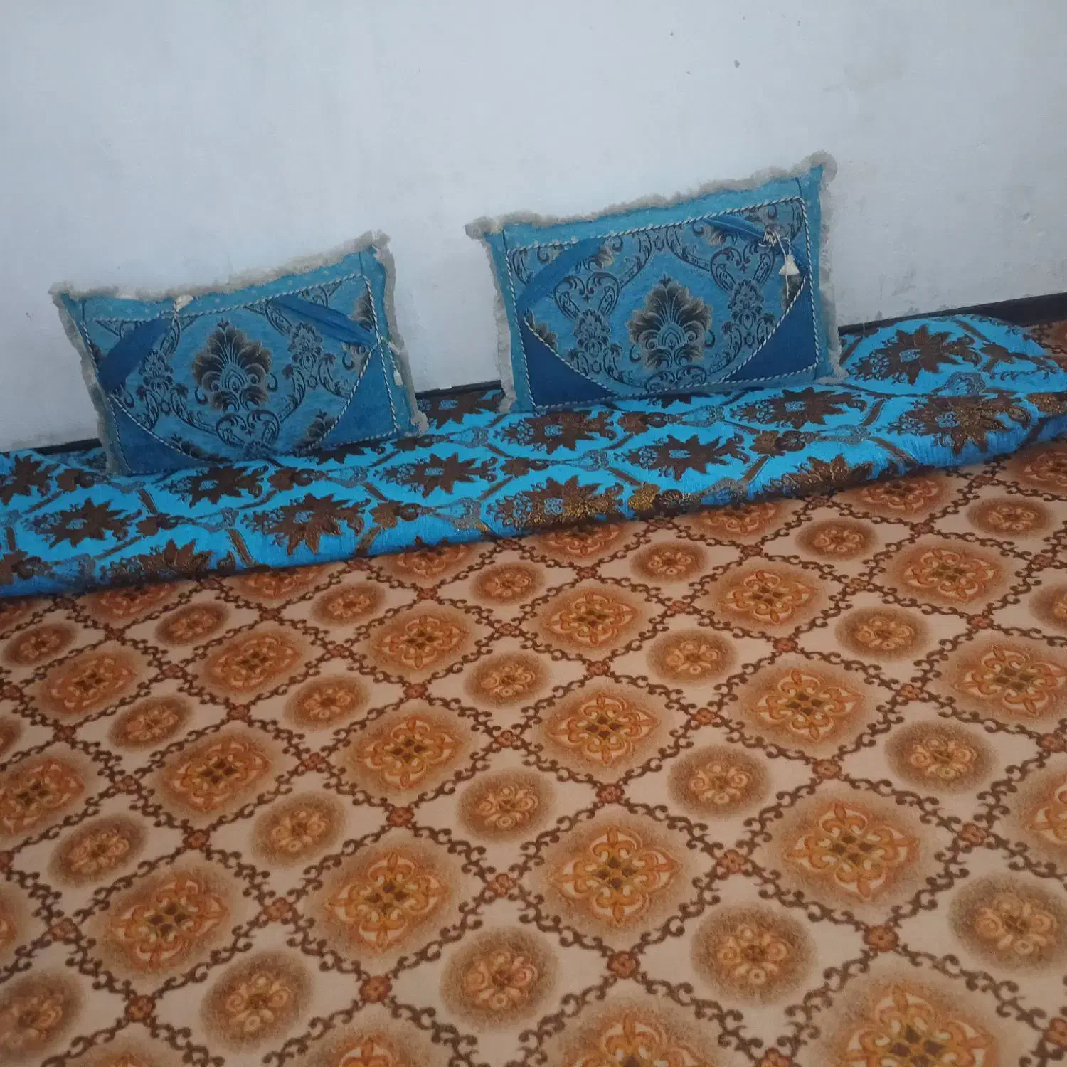 پشتی. سالم.  تمیز.  نو|پشتی|اصفهان, قهجاورستان|دیوار