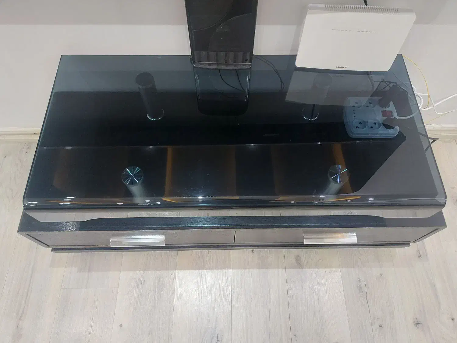 میز تلوزیون در حد نو بدون خط و خش و ایراد و شکستگی|میز تلویزیون|رشت, گلباغ نماز|دیوار