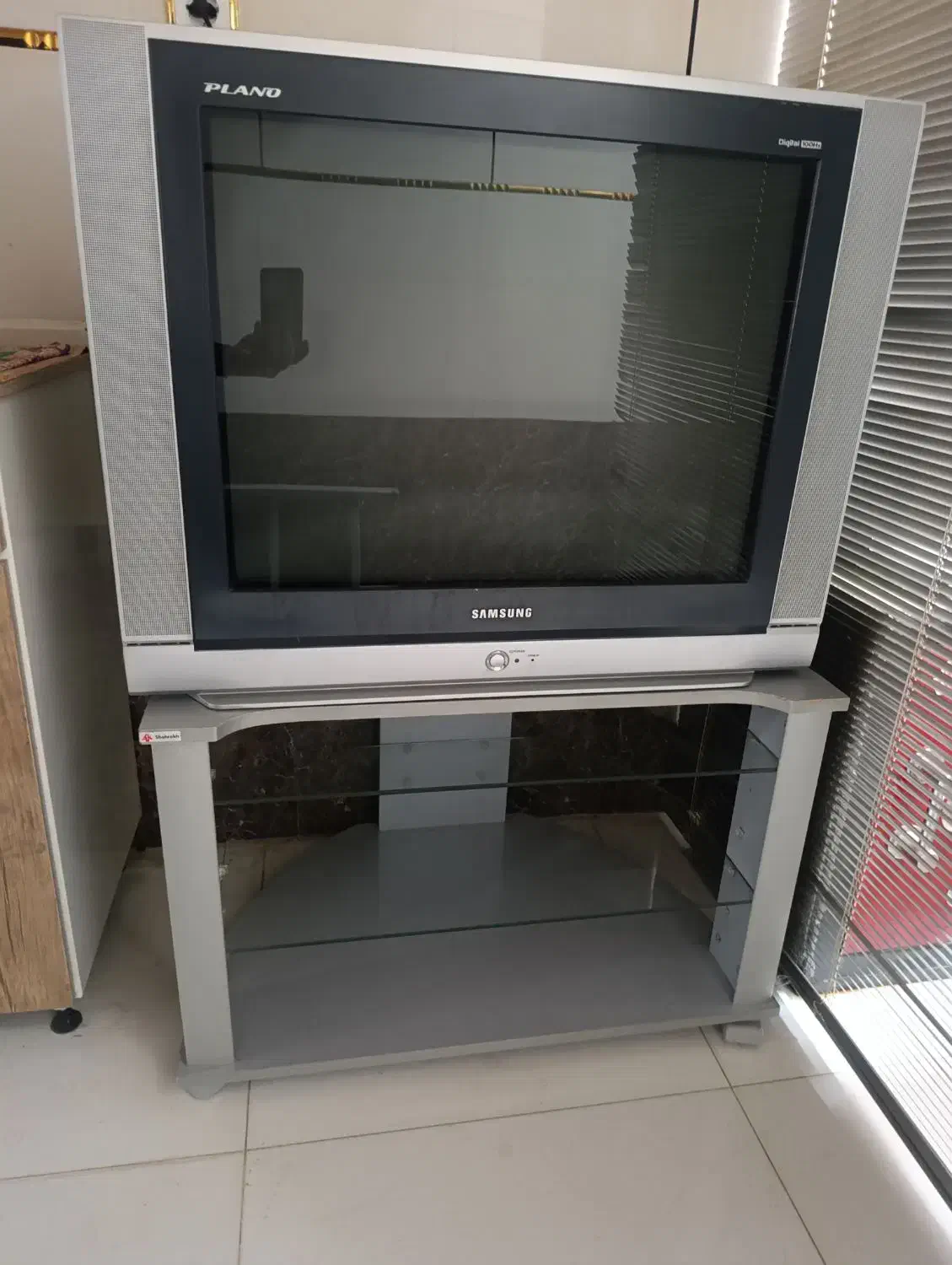 تلویزیون 29 اینچ سامسونگ با میز مخصوص|تلویزیون و پروژکتور|بستان آباد, |دیوار