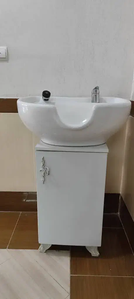 تجهیزات ارایشگاهی|آرایشگاه و سالن‌های زیبایی|میاندوآب, |دیوار