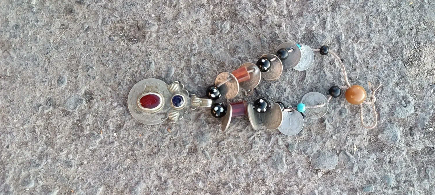 گردنی خیلی خیلی قدیمی پول های قدیمی بایک پلاک|جواهرات|میانه, |دیوار