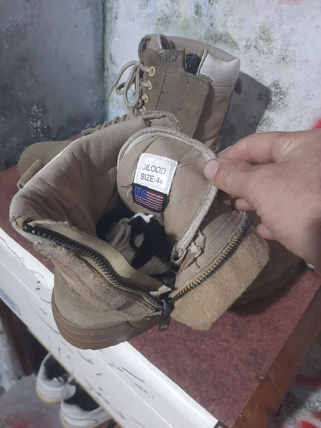 پوتین|کیف، کفش، کمربند|بندر انزلی, آذربایجان|دیوار