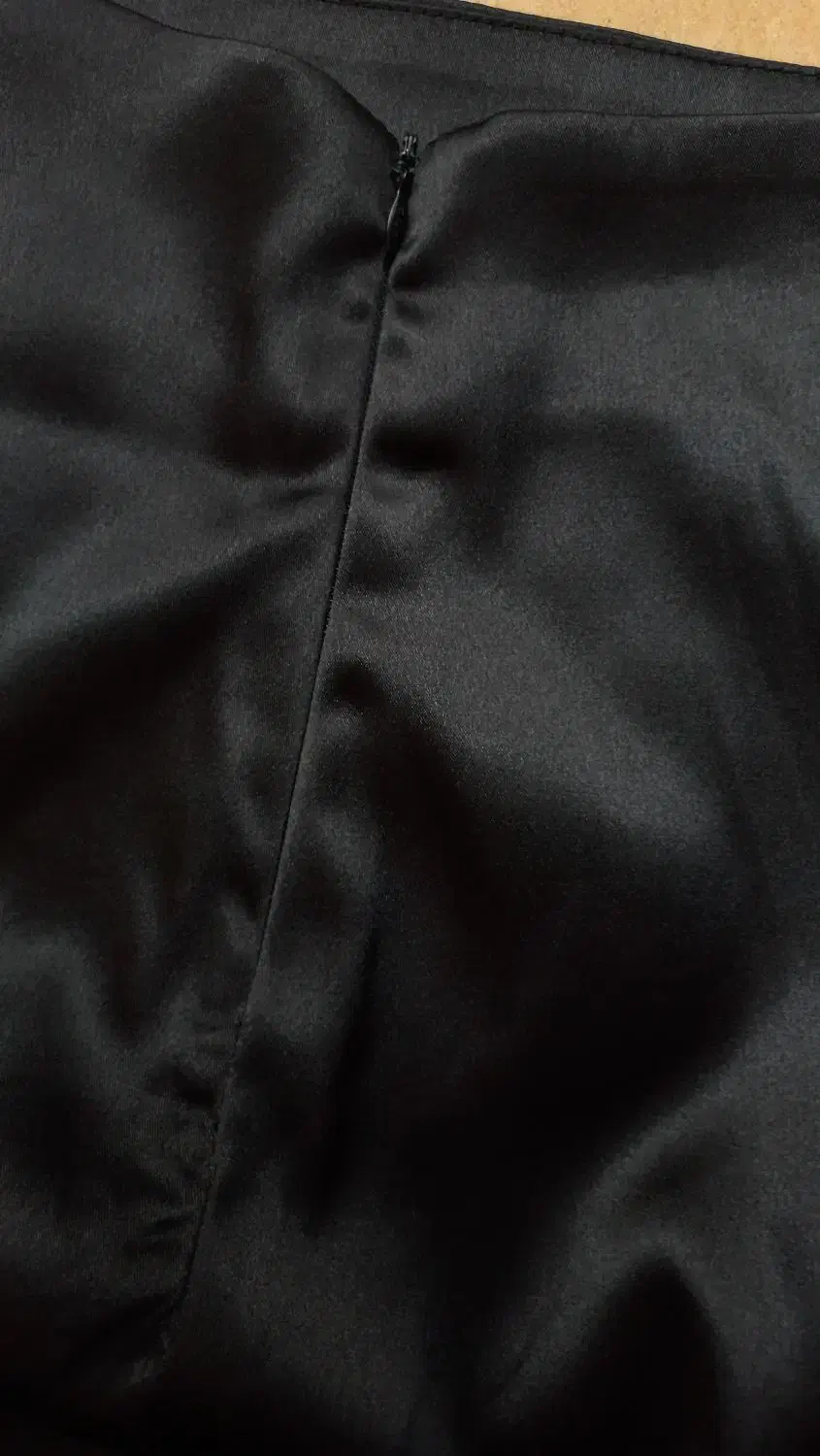 دامن ساتن|لباس|اصفهان, فرودگاه شهید بهشتی|دیوار