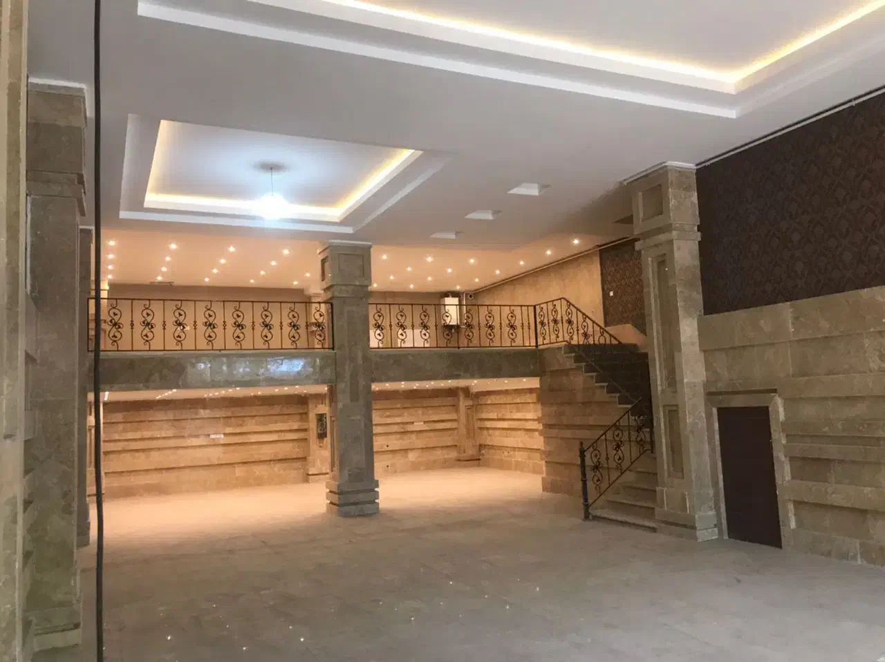 مغازه180متری فروشی اجاره هم داده میشود|اجارهٔ مغازه و غرفه|الوند, |دیوار