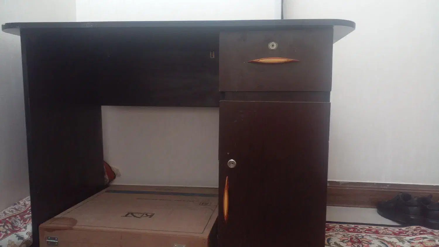 میز چوبی دست پلاستیکی|میز تحریر و کامپیوتر|فرخ‌شهر, |دیوار