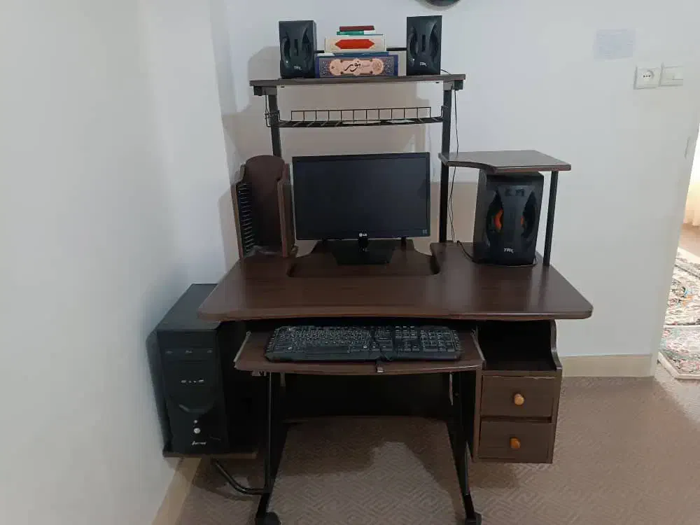 کامپیوتر ۲۱ اینچ با میز|رایانه رومیزی|تالش, هشتپر|دیوار