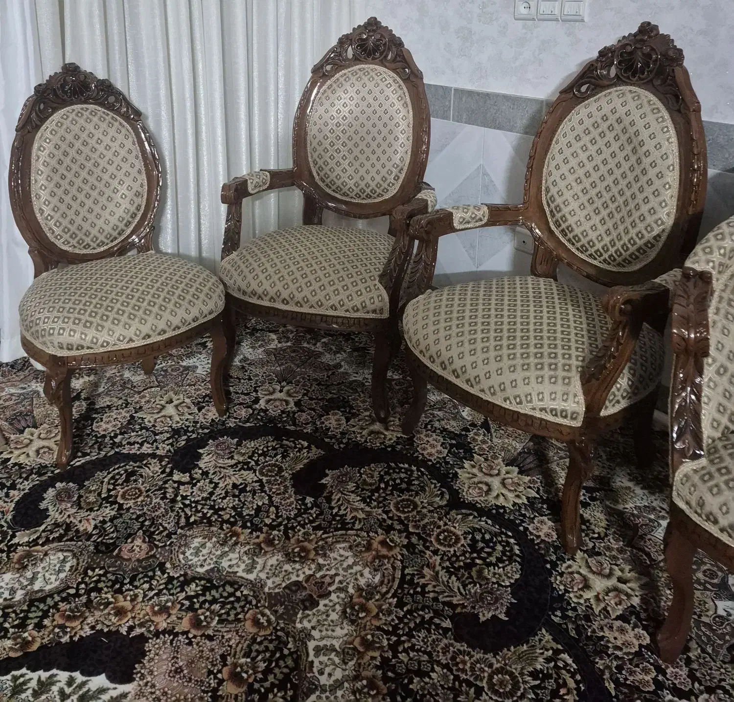 مبل ۹ نفره منبت چوب گردو|مبلمان خانگی و میز عسلی|قم, باجک سه|دیوار