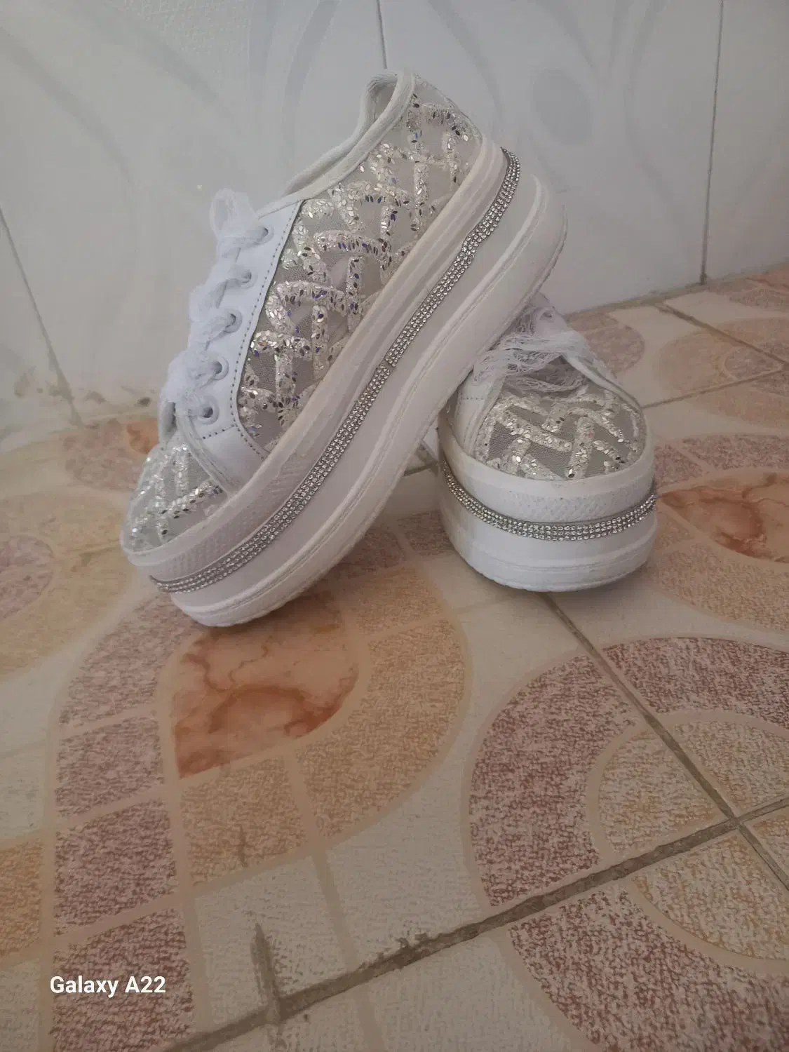 کتونی شیک|کیف، کفش، کمربند|زند, |دیوار