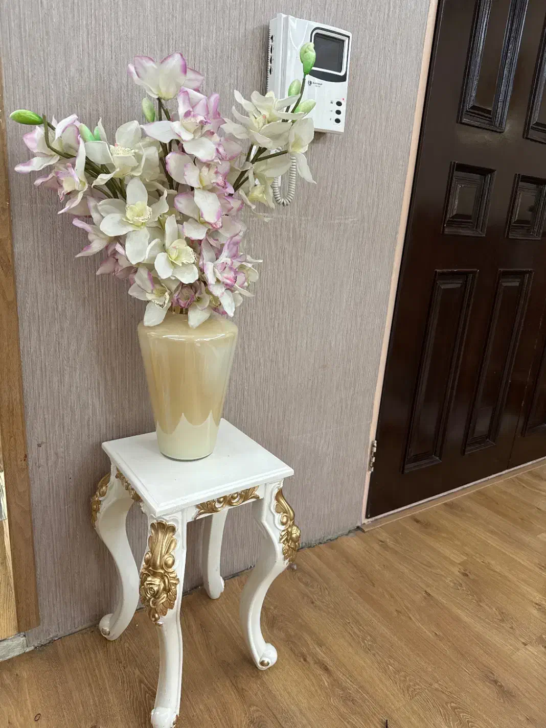 گل و گلدان به همراه میز چوبی چهار پایه|گل مصنوعی|چهاردانگه (تهران), |دیوار