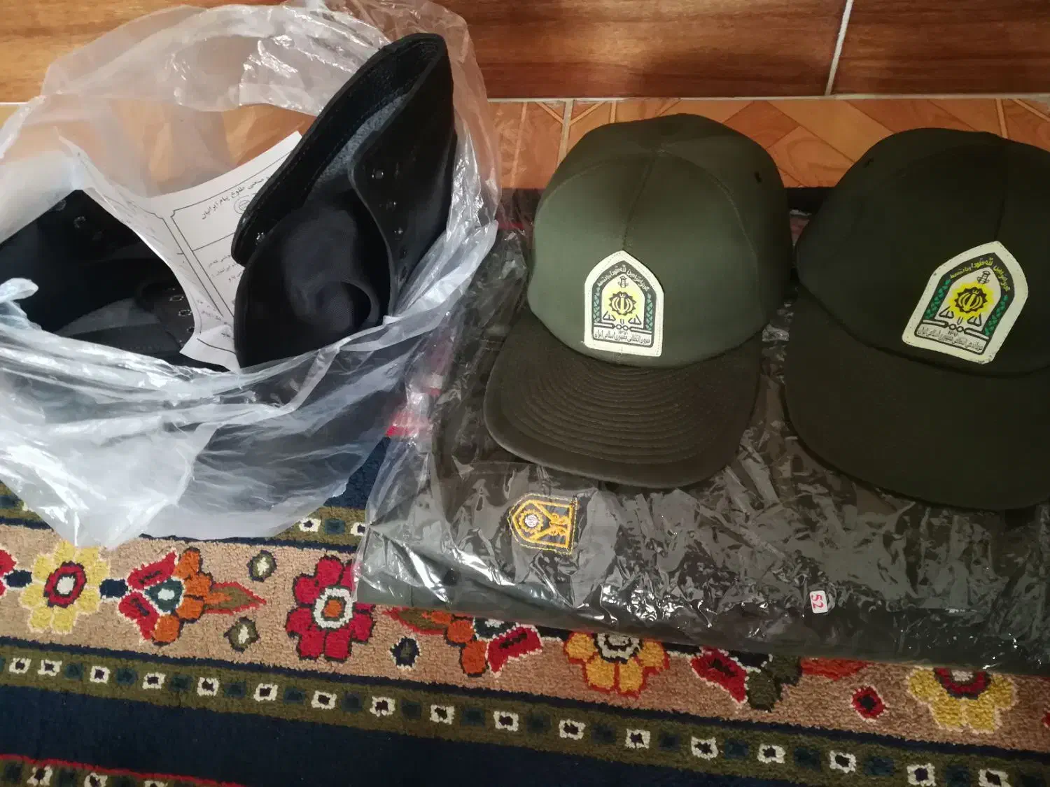 پوتین و لباس سربازی نیروی انتظامی|لباس|ساری, |دیوار