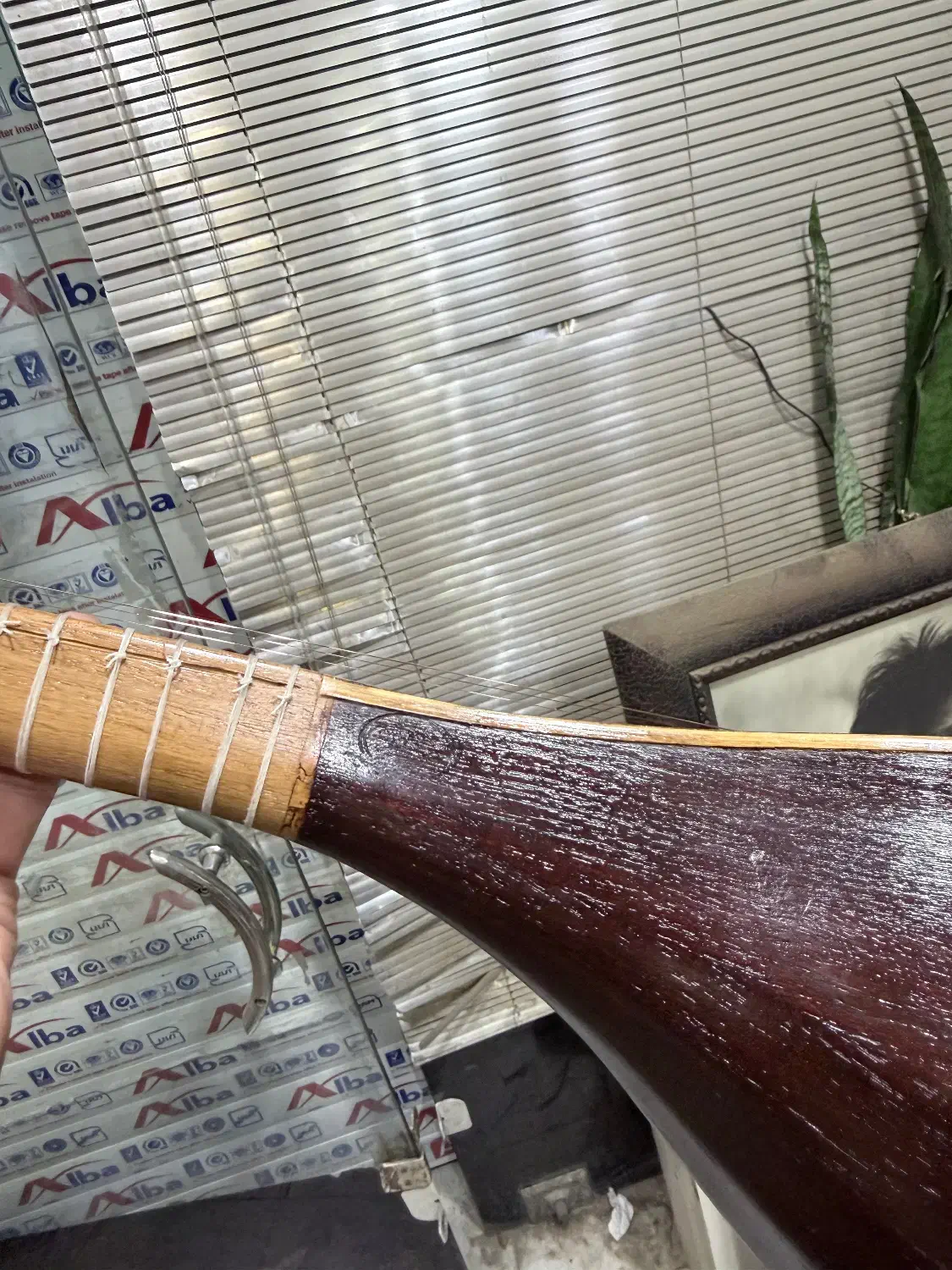 سه تار قدیمی|سازهای سنتی|ری, علایین|دیوار