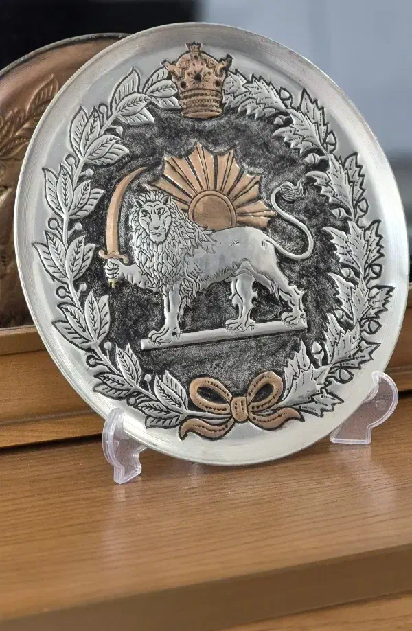 بشقاب قلم زنی مس|کلکسیون اشیاء عتیقه|یزد, |دیوار