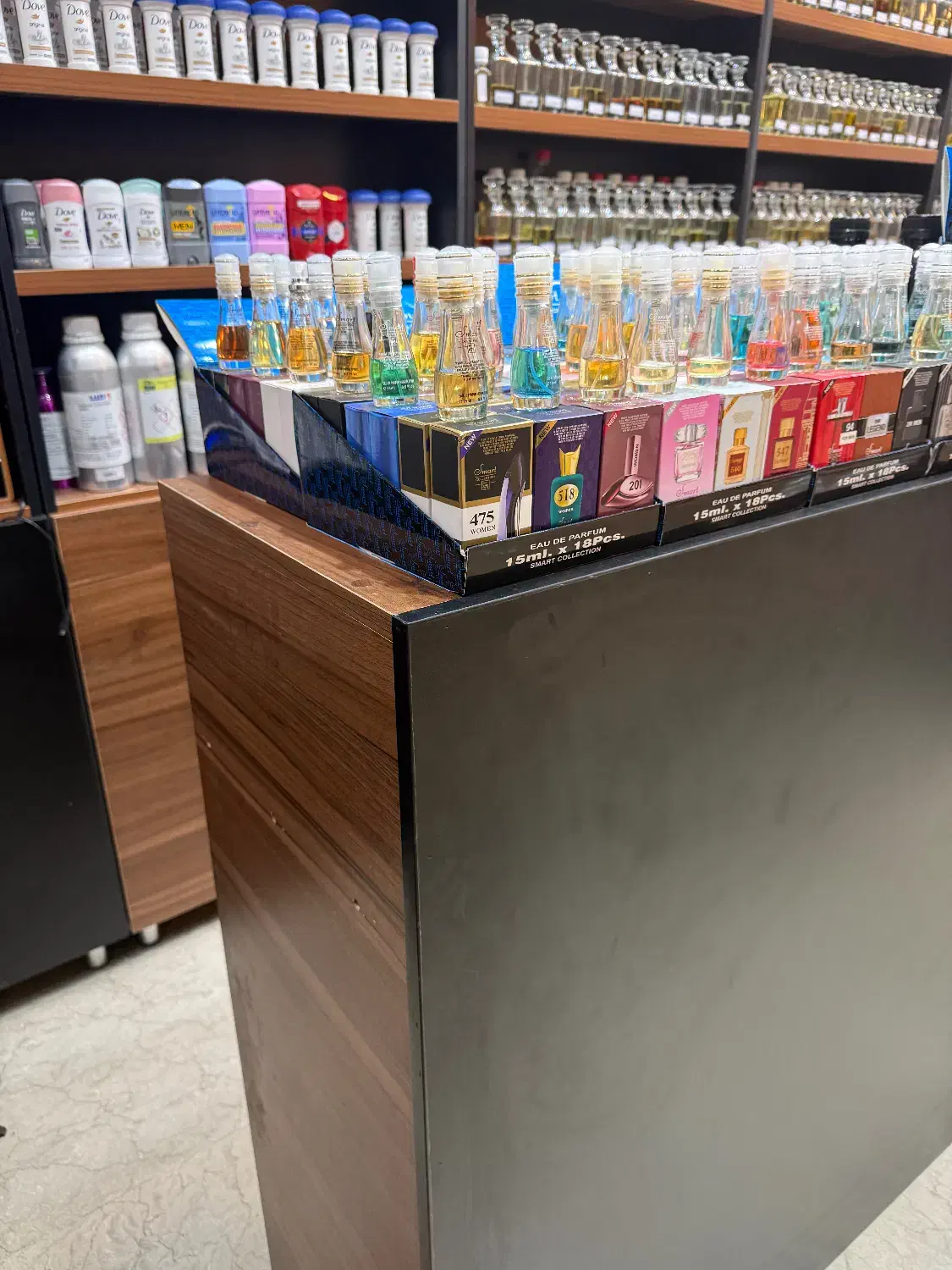 دکور فروشگاه 2 میز فروشگاهی 1 میز کانتر و 1 ویترین|فروشگاه و مغازه|تهران, مدائن|دیوار