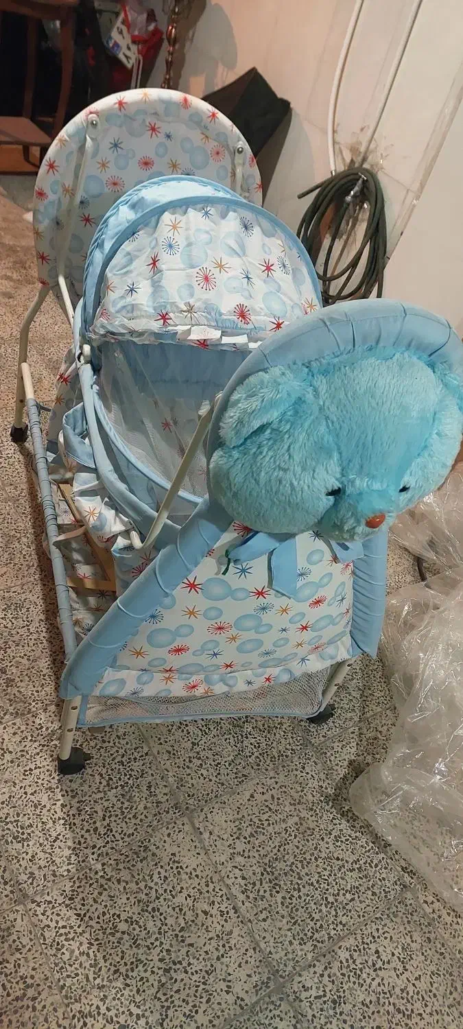 گهواره کودک خرسی در حد نو|تخت و صندلی بچه|یزد, |دیوار