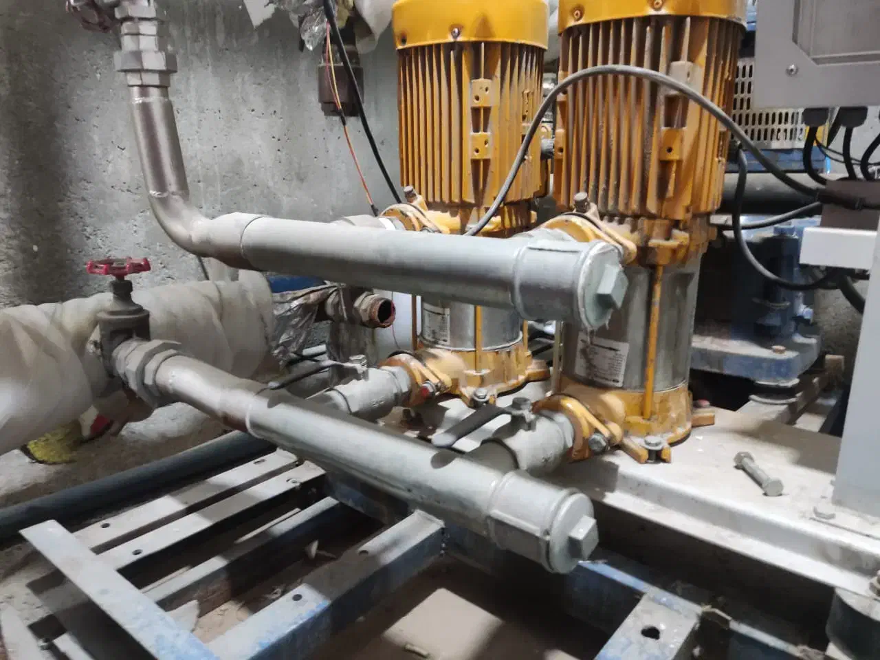 تاسیسات لوله کشی نصب پمپ|خدمات پیشه و مهارت|رودهن, |دیوار