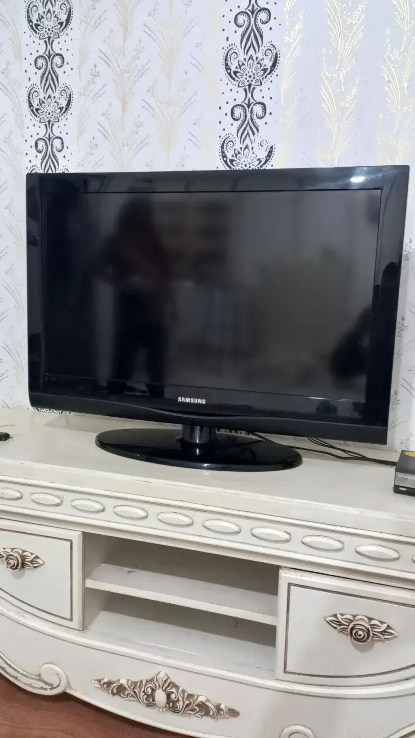 تلویزیون و میز تلویزیون بسیار سالم و شیک|یخچال و فریزر|اردبیل, |دیوار