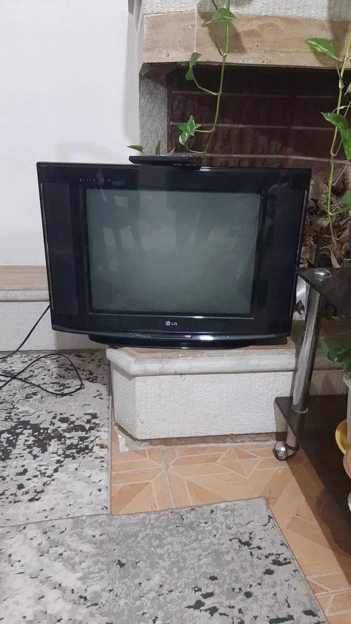 ۲۱ اینچ صفحه تخت LG بشرط سالم بودن|تلویزیون و پروژکتور|بجنورد, |دیوار