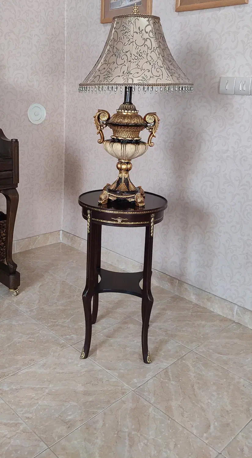 آباژور و میز چوبی زیر آن|چراغ خواب و آباژور|اصفهان, سپاهانشهر|دیوار