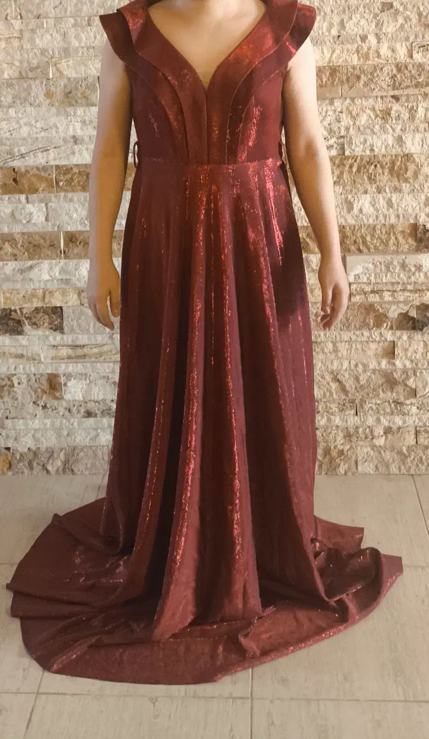 لباس مجلسی زرشکی|لباس|صدرا-فارس, فاز ۱|دیوار