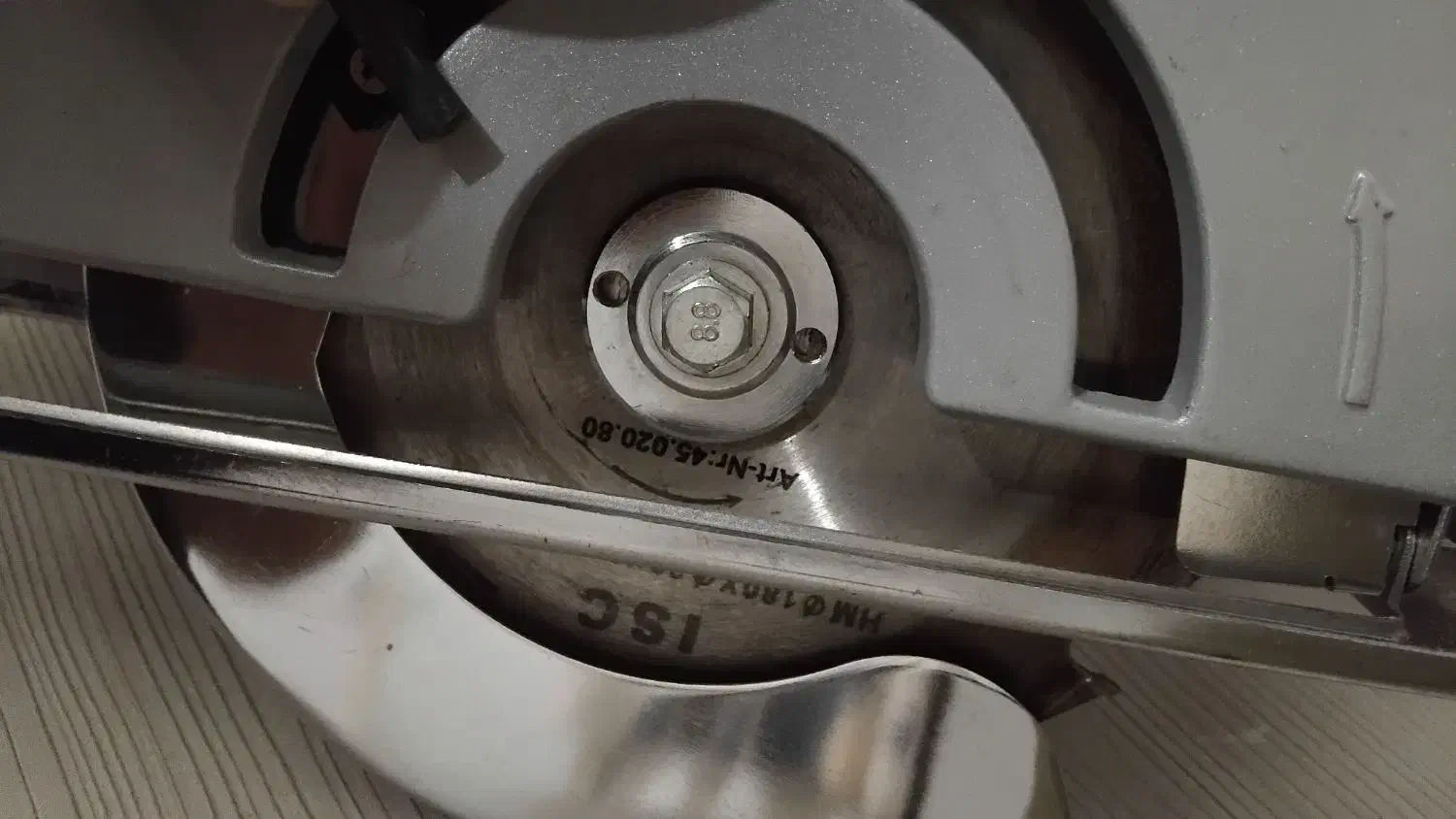 اره دیسکی ،پیستوله|ابزارآلات|رباط‌کریم, رباط‌کریم|دیوار