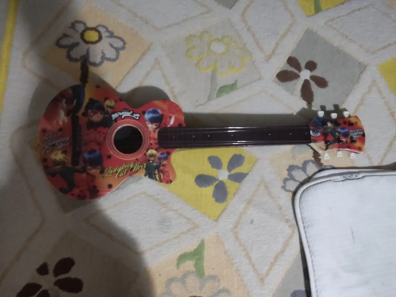 گیتار  پلاستیکی تمیز سالم|گیتار، بیس، امپلیفایر|بوشهر, |دیوار