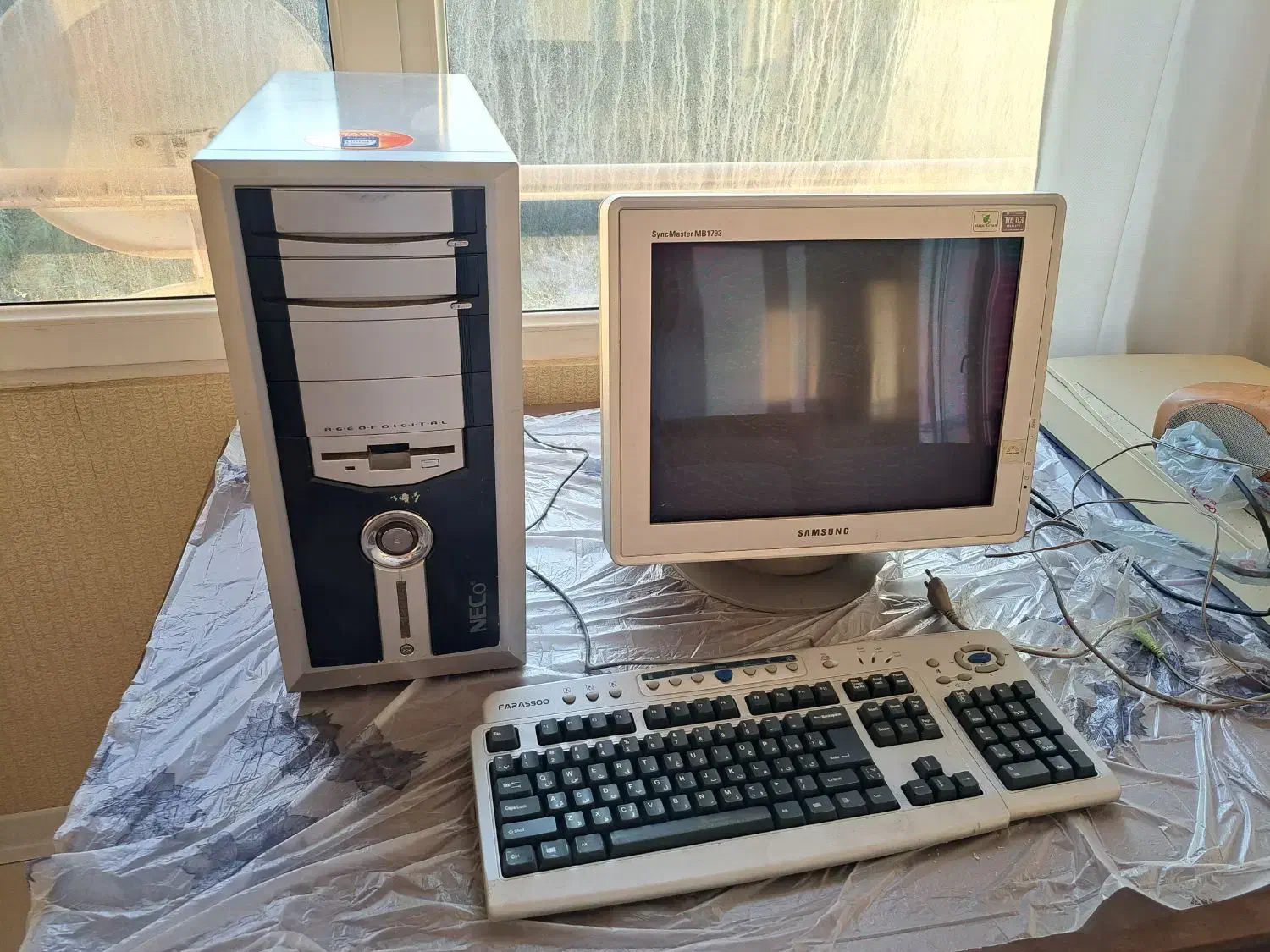 کامپیوتر رو میزی  با کلیه وسایل همراه|رایانه رومیزی|کیش, |دیوار