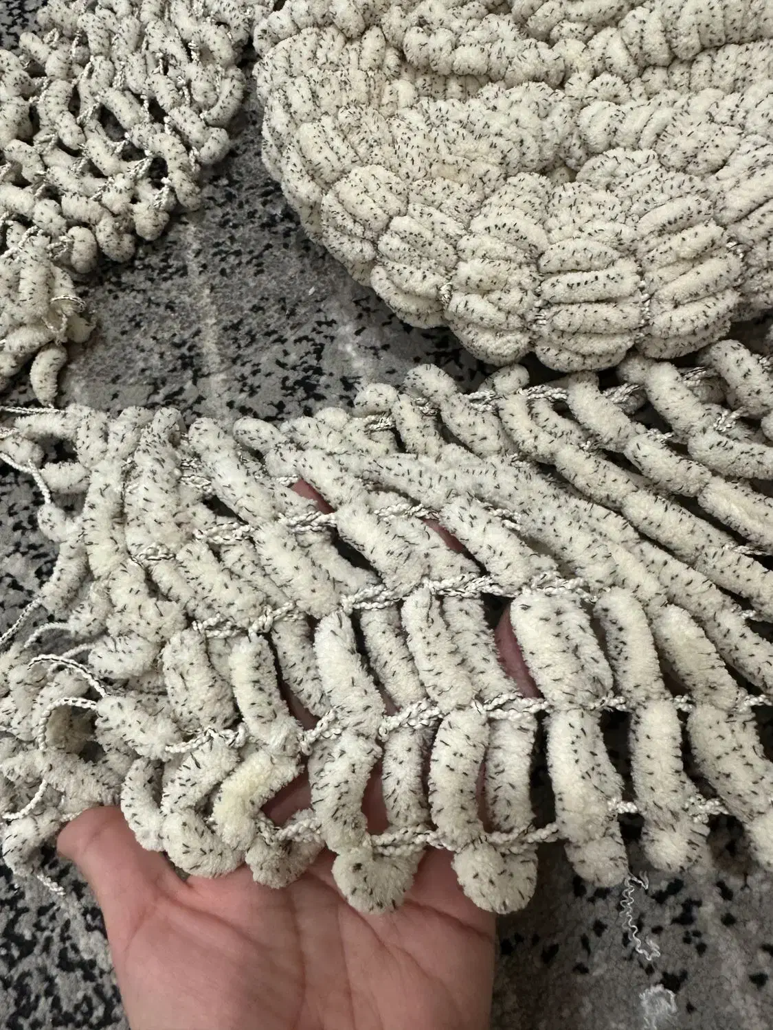 کلاه و شالگردن شیک نو نو کرمی|لباس|اندیشه, اندیشه فاز ۱|دیوار