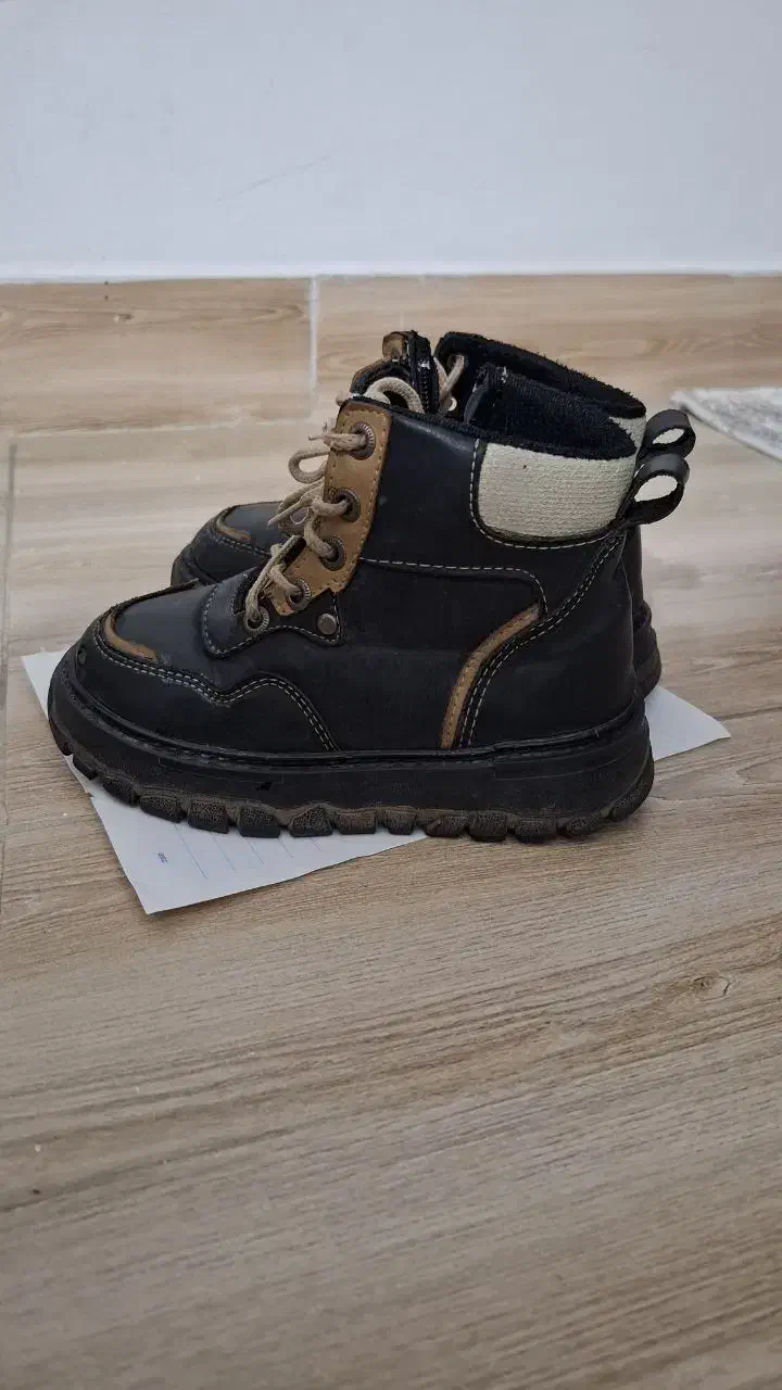 بوت بچگانه و صندل|کفش و لباس بچه|چالوس, |دیوار