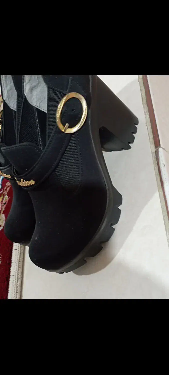 نیم بوت|کیف، کفش، کمربند|میانه, |دیوار