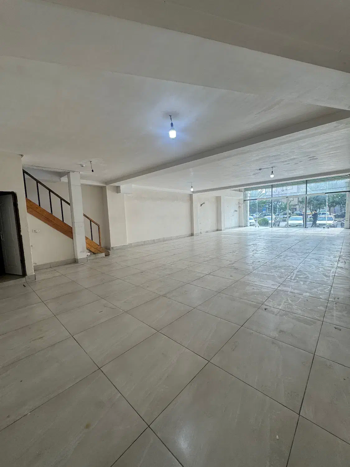 اجاره مغازه ۲۷۰ متری/ بر اصلی ضیابری دو /تخلیه|اجارهٔ مغازه و غرفه|رشت, چمارسرا|دیوار