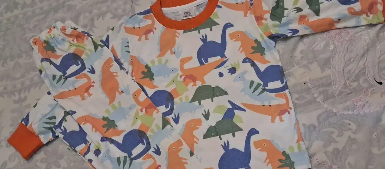 لباس بچگانه|کفش و لباس بچه|بومهن, |دیوار