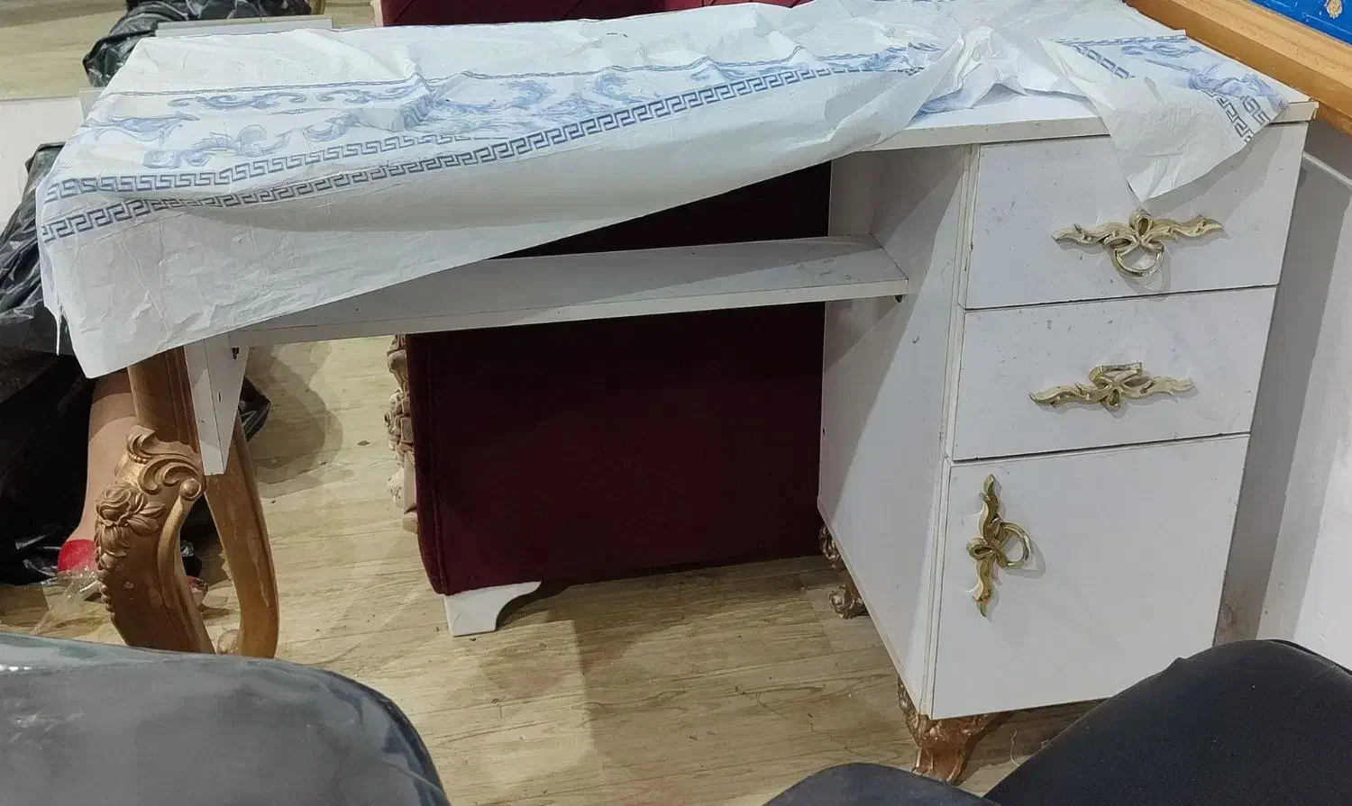 یک عدد صندلی سر شور  و میز ناخن کاری|آرایشگاه و سالنهای زیبایی|بروجرد, |دیوار