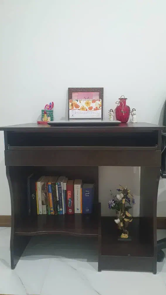 میز تحریر و صندلی در حد نو|میز تحریر و کامپیوتر|هشتگرد, فاز ۳ مهستان|دیوار