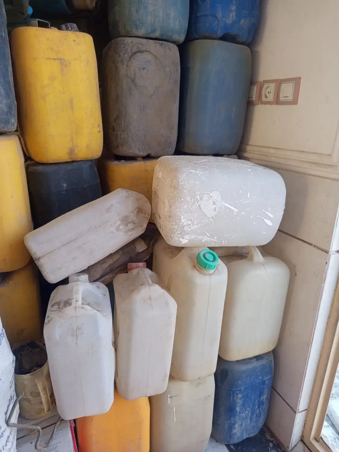 تعدادی گالن سالم و تمیز خارجی ۱۰و ۲۰ لیتری|ظروف نگهدارنده، پلاستیکی، یکبارمصرف|زاهدان, |دیوار