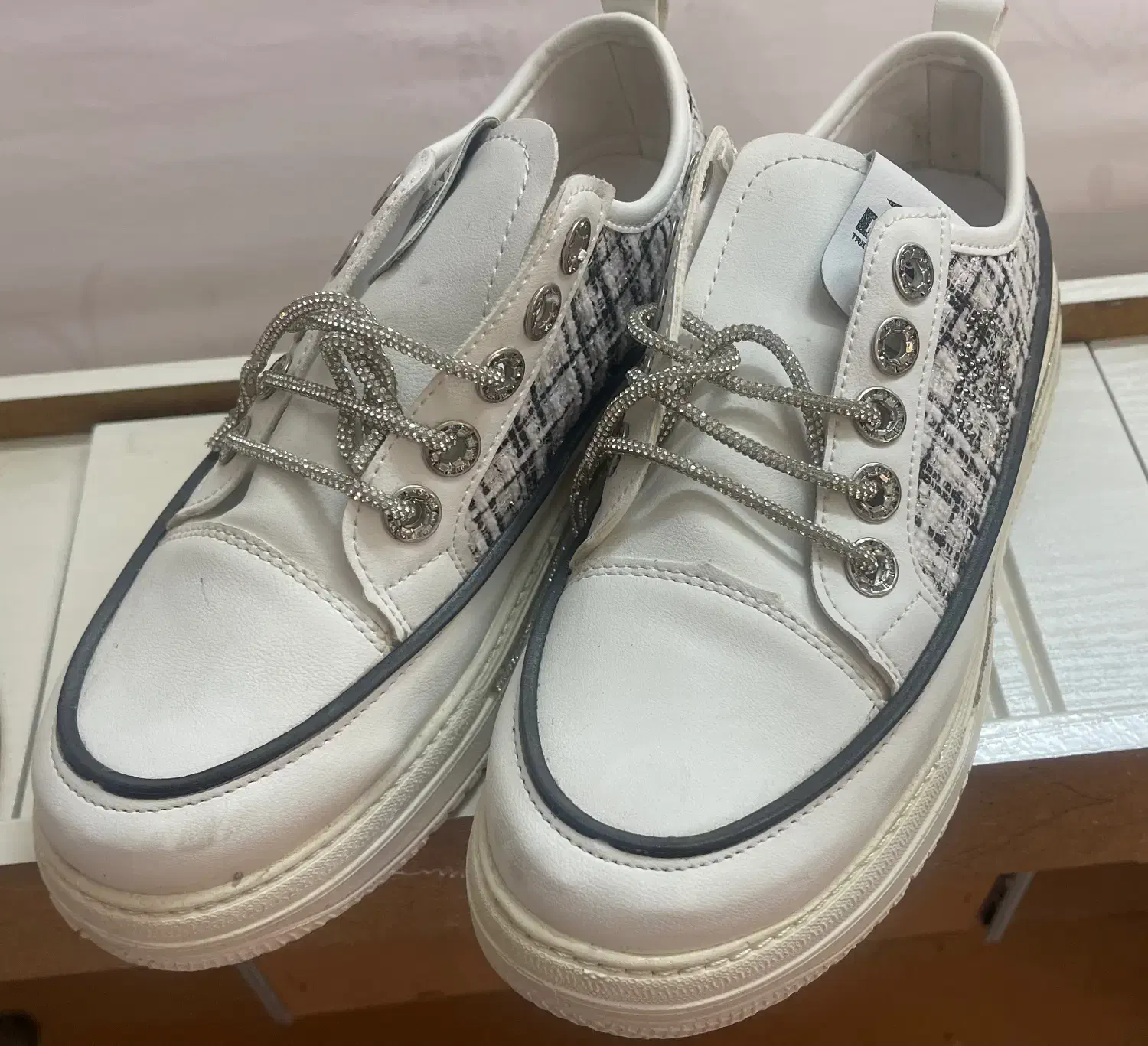 یک جفت کفش اسپرت نو|کیف، کفش، کمربند|سلماس, |دیوار