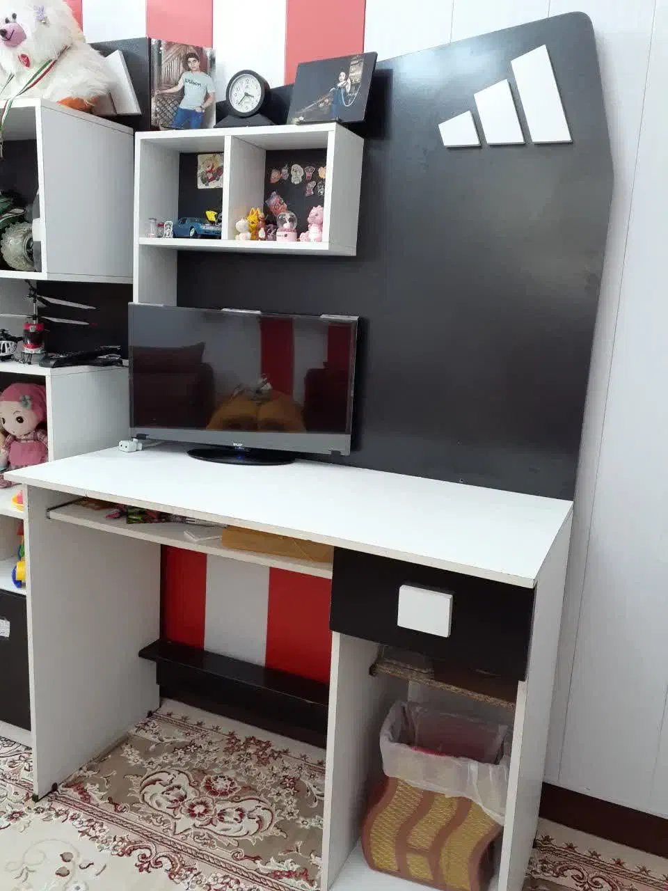 میز تحریر و ویترین اسباب بازی یا کتاب|میز تحریر و کامپیوتر|دامغان, |دیوار