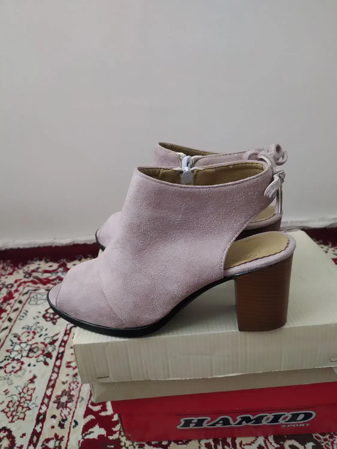 کیف وکفش|کیف، کفش، کمربند|میانه, |دیوار