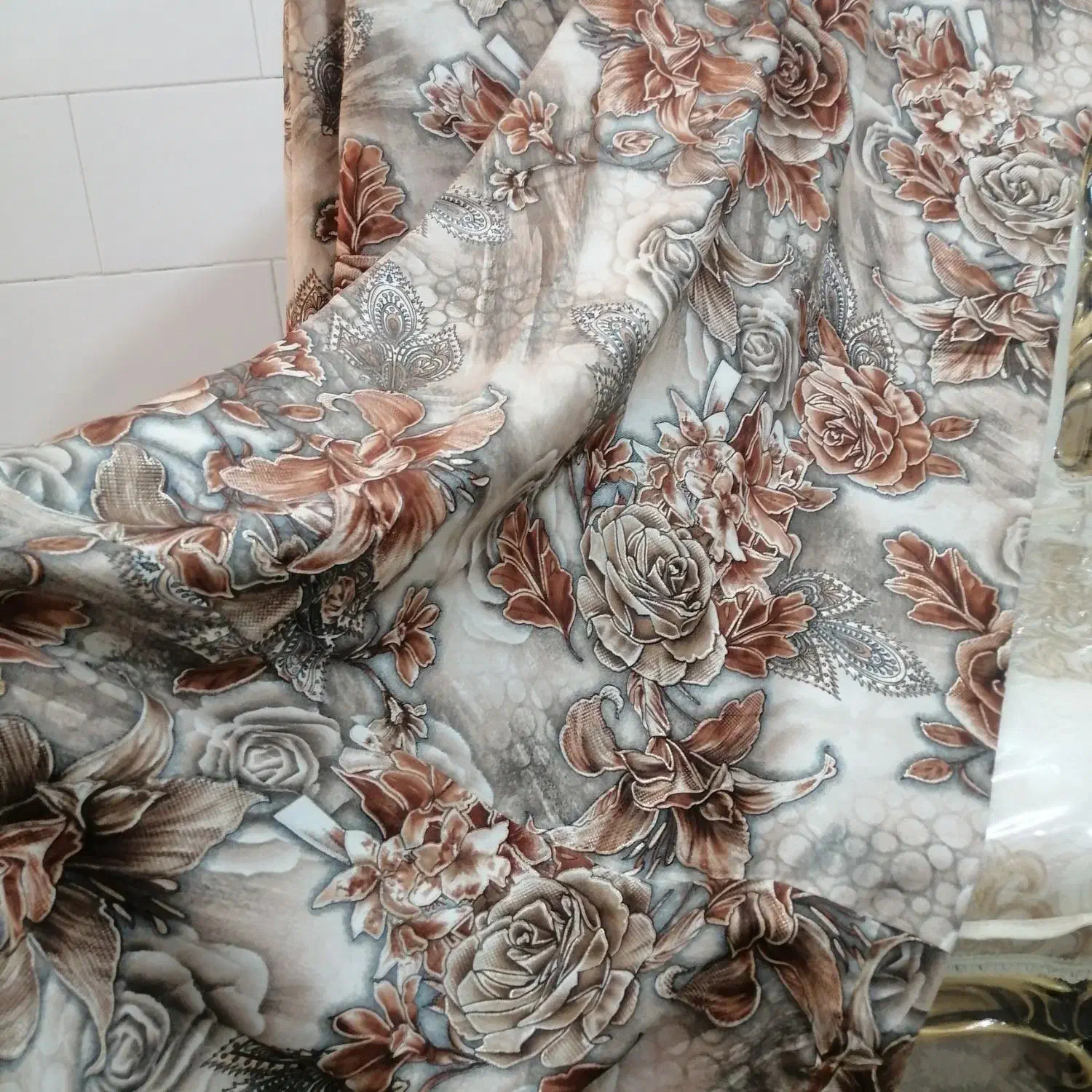 چادر رنگی|لباس|قم, باغ شریفی|دیوار