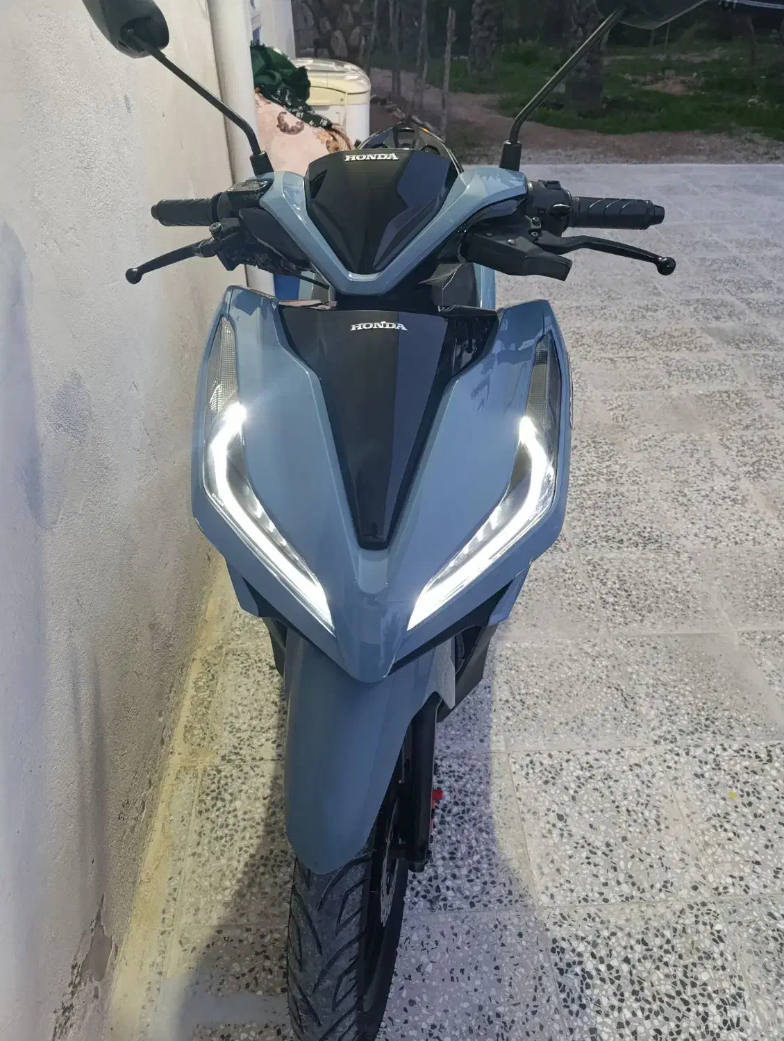 کلیک ۱۵۰i|موتورسیکلت|کنار تخته و کمار, |دیوار