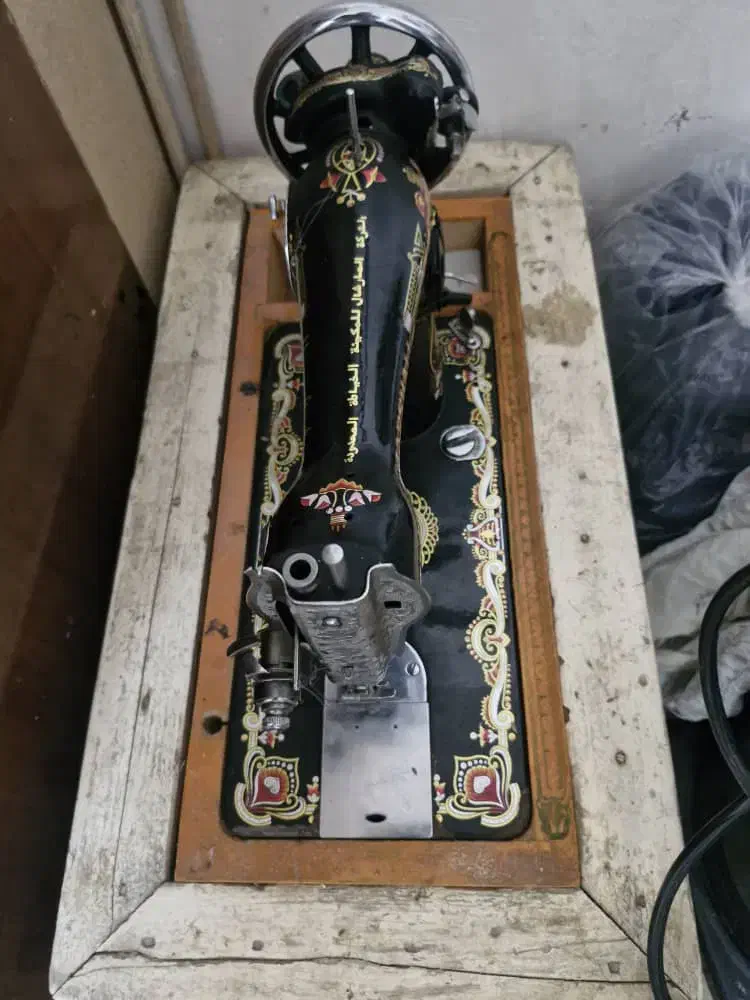 یک چرخ خیاطی قدیمی ونوستالژیک|چرخ خیاطی و ریسندگی|بهبهان, |دیوار