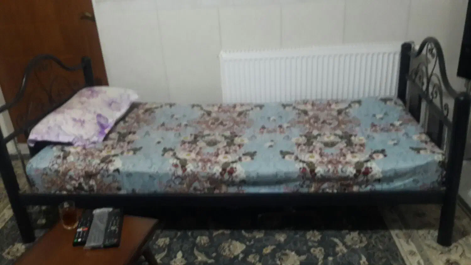 یک عدد تخت یک نفره اهنی با تشک کارکرده|تخت و سرویس خواب|بوئین زهرا, |دیوار