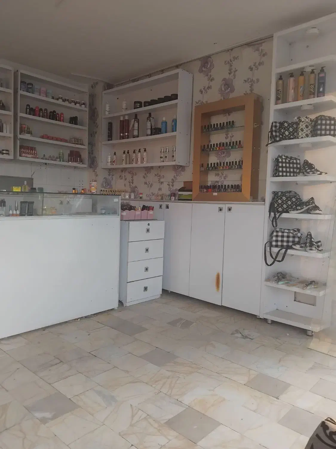 ویترین مغازه ارایشی بهداشتی ام دی اف|فروشگاه و مغازه|کاشان, زیدی|دیوار